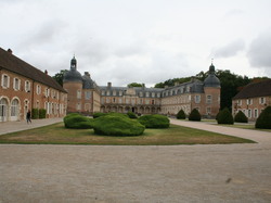  <a style='color: #fff;' href='/uploaded/photo/29-aout-20ans-quatre-rtoues-sous-un-parapluie-5f4d361f424c9.jpg'>(Télécharger)</a>